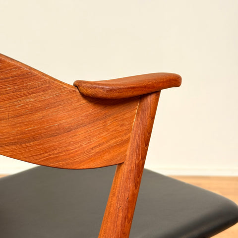 Danish dining chairs model 32 by Kai Kristiansen