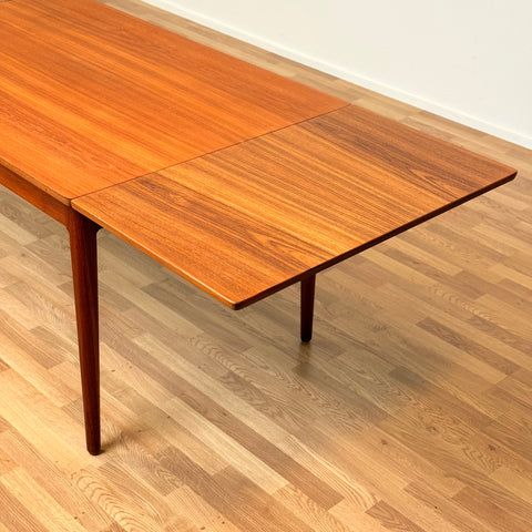 Danish dining table in teak