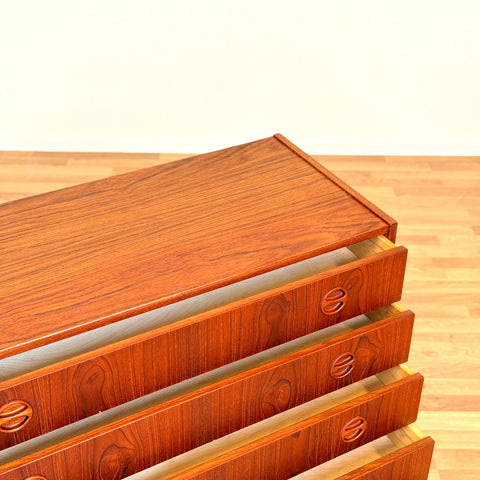 Chest of 5 drawers in teak by Arne Vodder