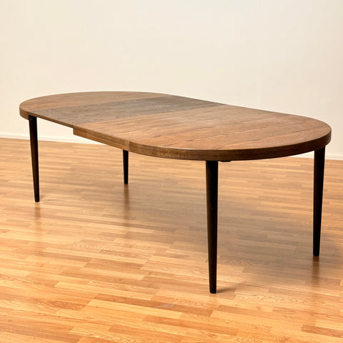 Danish round dining table in oak with 2 ext