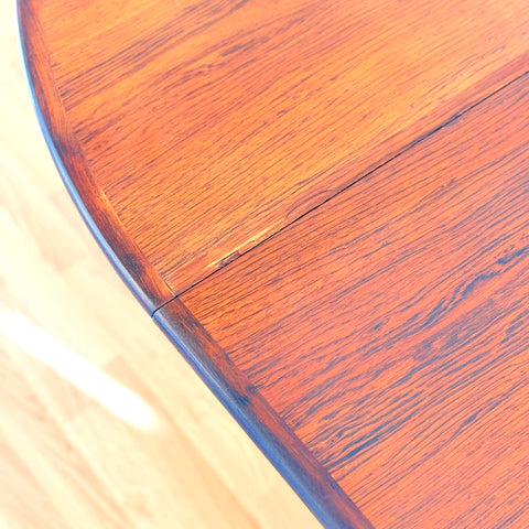 Danish round dining table in Santos rosewood by Arne Vodder