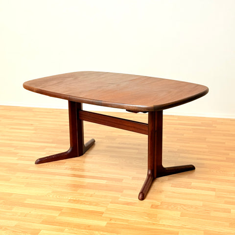 Danish oval dining table in mahogany by Skovby Møbelfabrik