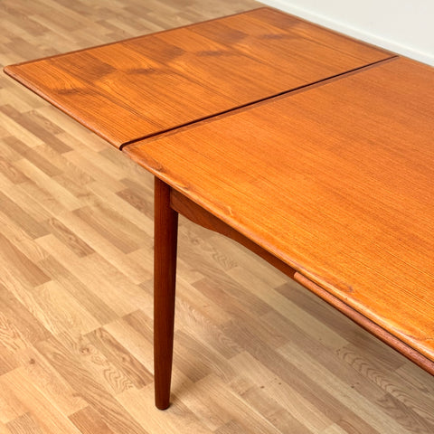 Danish dining table with in teak