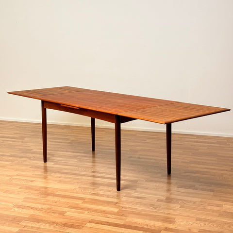 Danish dining table with in teak