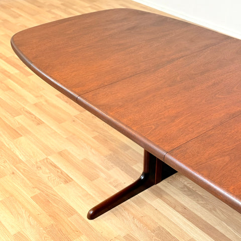 Danish oval dining table in mahogany by Skovby Møbelfabrik