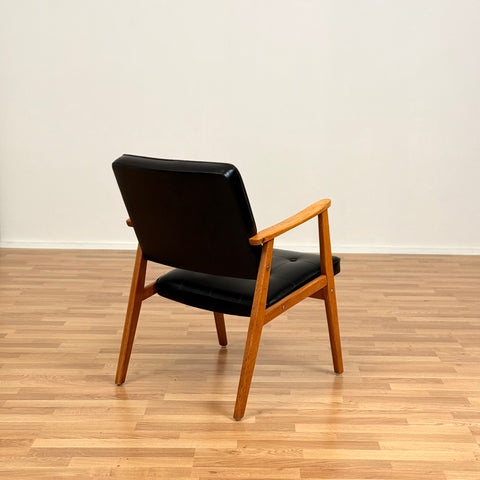 Armchair in solid oak