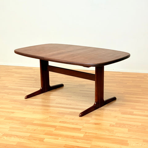 Danish oval dining table in mahogany by Skovby Møbelfabrik