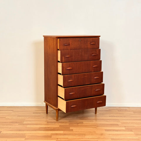 Danish chest of drawers in teak wood