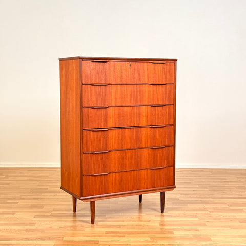 Danish chest of drawers in teak