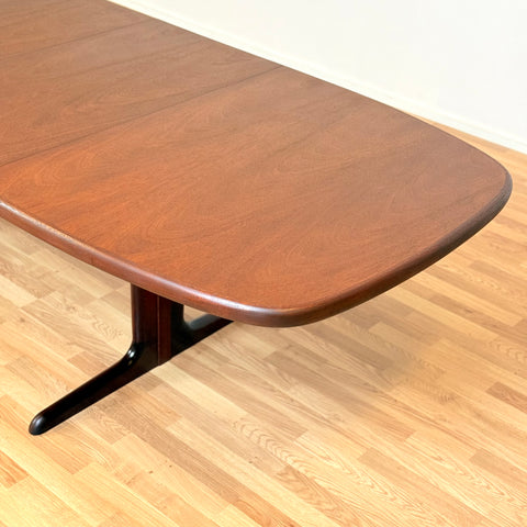 Danish oval dining table in mahogany by Skovby Møbelfabrik
