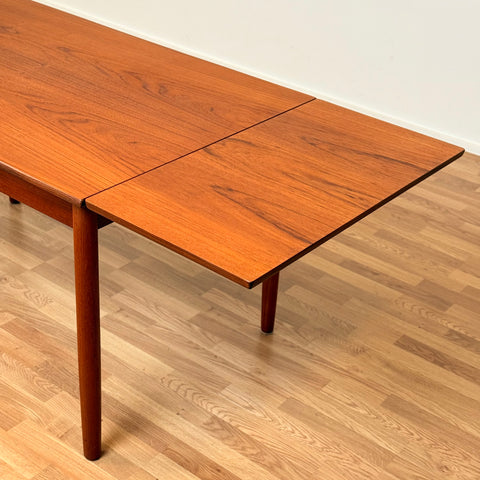 Danish dining table in teak