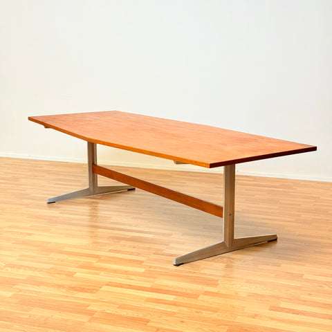 Danish dining table in teak by Marius Byrialsen for Nipu