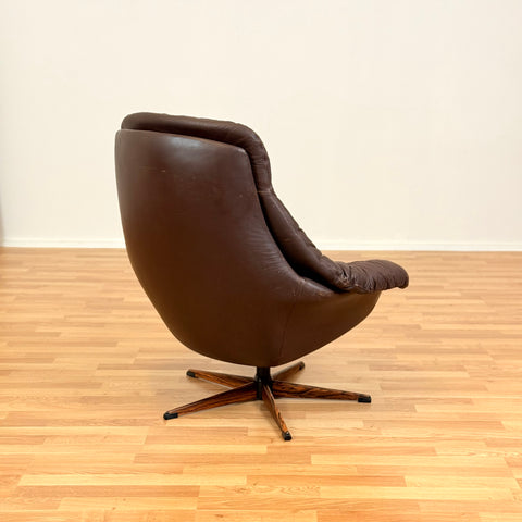 Danish armchairs in leather 'Silhouette', by H.W. Small for Bramin