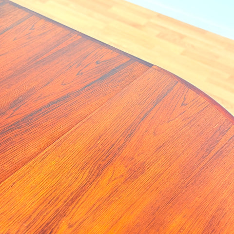 Danish round dining table in Santos rosewood by Arne Vodder