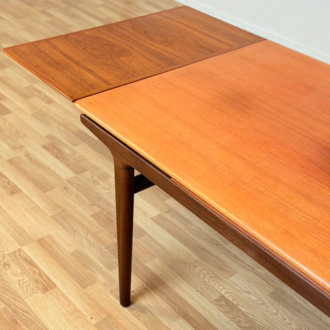 Danish rectangular dining table in teak by Johannes Andersen for Uldum møbelfabrik