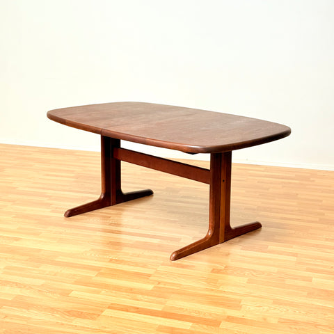 Danish oval dining table in mahogany by Skovby Møbelfabrik