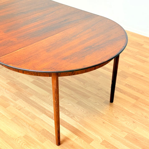 Danish round dining table in Santos rosewood by Arne Vodder