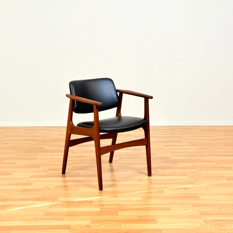 Danish set of 2 dining armchairs in walnut by Arne Vodder for Vamo Furniture Factory, model "Lene"