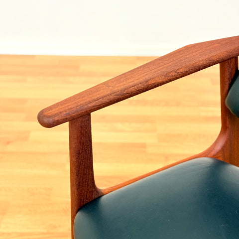 Danish set of 2 dining armchairs in walnut by Arne Vodder for Vamo Furniture Factory, model "Lene"