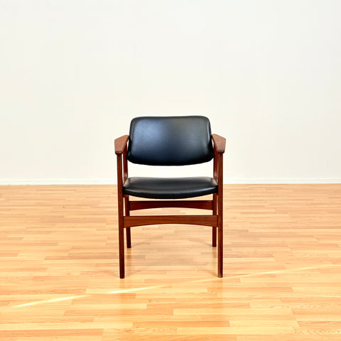 Danish set of 2 dining armchairs in walnut by Arne Vodder for Vamo Furniture Factory, model "Lene"