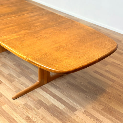 Danish oval dining table in oak by Skovby Møblefabrik
