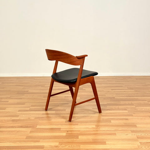 Danish dining chairs model 32 by Kai Kristiansen