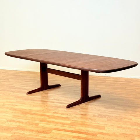 Danish oval dining table in mahogany by Skovby Møbelfabrik