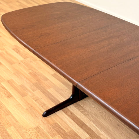 Oval dining table 'Model 74' in mahogany by Skovby Møblefabrik, ca. 1970s-80s, Denmark