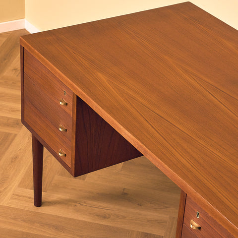 Danskt skrivbord i teak av Severin Hansen för Haslev Møbelfabrik