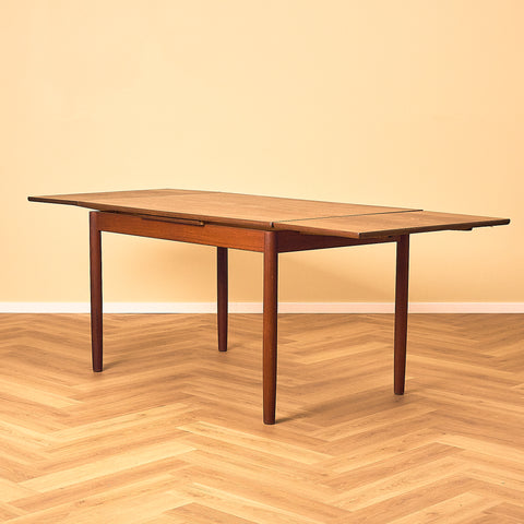 Danish dining table in teak