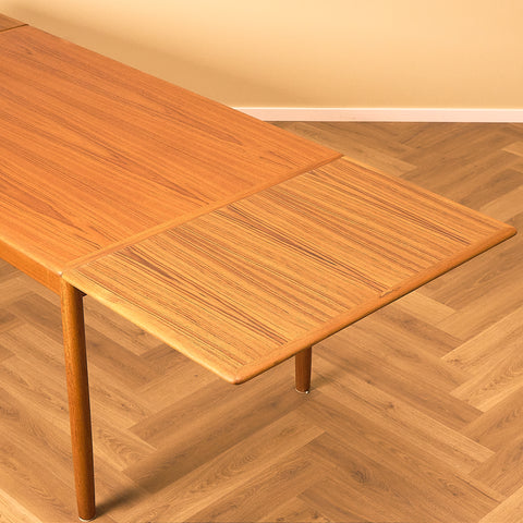 Danish dining table in teak