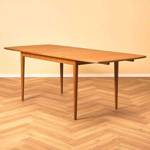 Svenskt rektangulärt matbord i teak