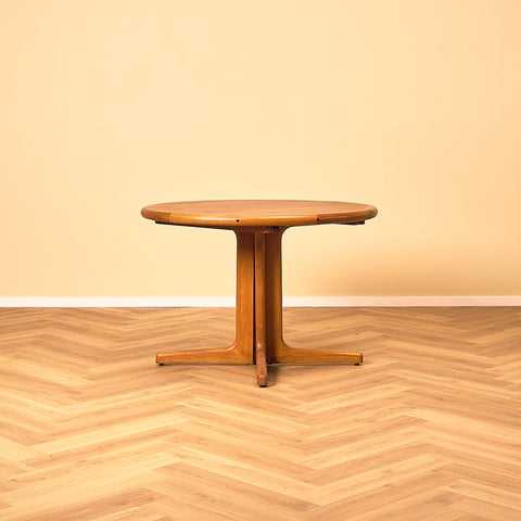 Danish round dining table in teak by D-Scan