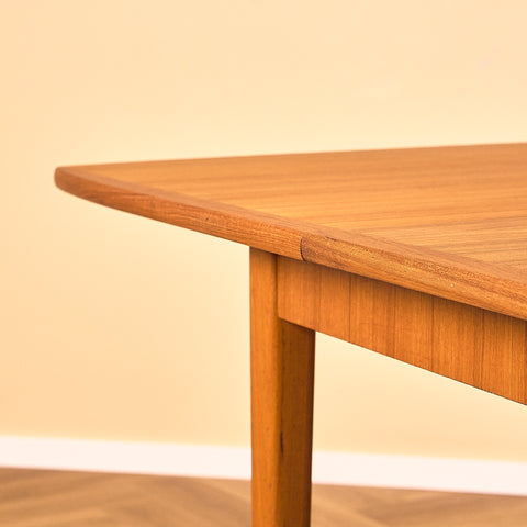 Svenskt rektangulärt matbord i teak