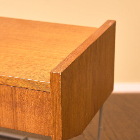 Svensk telefonhylla / sidobord i teak