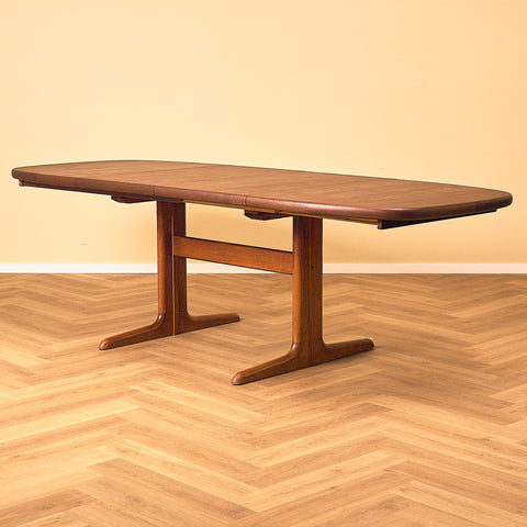 Danish dining table in mahogany by Skovby