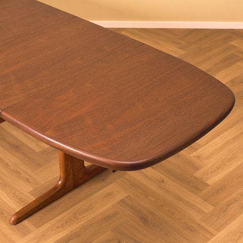 Danish dining table in mahogany by Skovby