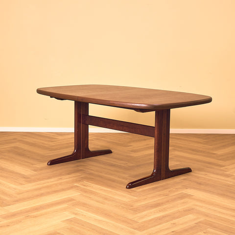 Danish oval dining table in mahogany by Skovby Møbelfabrik