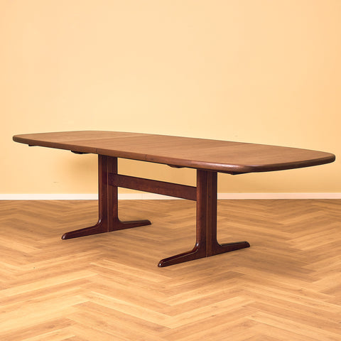 Danish oval dining table in mahogany by Skovby Møbelfabrik