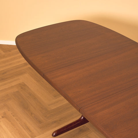 Danish oval dining table in mahogany by Skovby Møbelfabrik