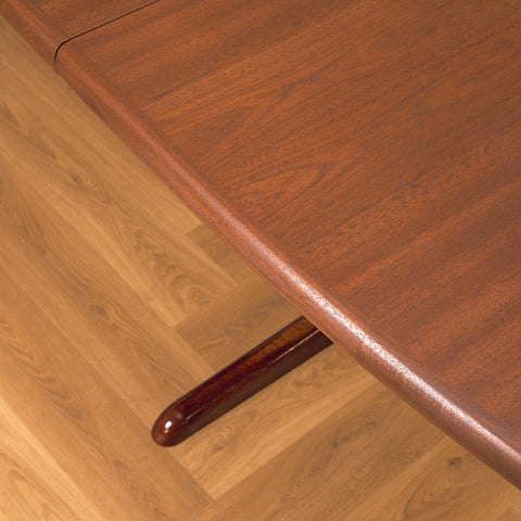 Danish oval dining table in mahogany by Skovby Møbelfabrik