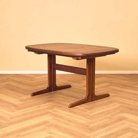 Danish oval dining table in mahogany by Skovby Møbelfabrik