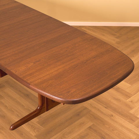 Danish oval dining table in mahogany by Skovby Møbelfabrik