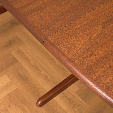 Danish oval dining table in mahogany by Skovby Møbelfabrik