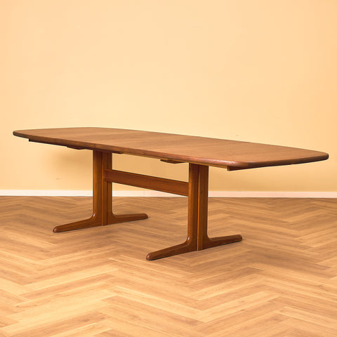 Danish oval dining table in mahogany by Skovby Møbelfabrik