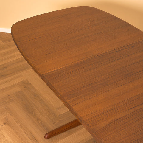 Danish oval dining table in mahogany by Skovby Møbelfabrik