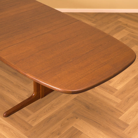 Danish oval dining table in mahogany by Skovby Møbelfabrik