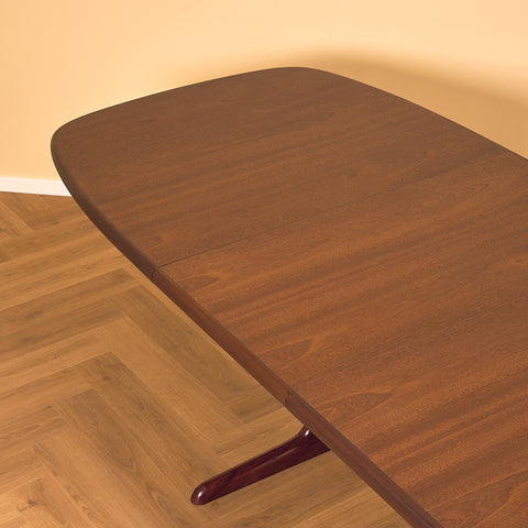 Danish oval dining table in mahogany by Skovby Møbelfabrik