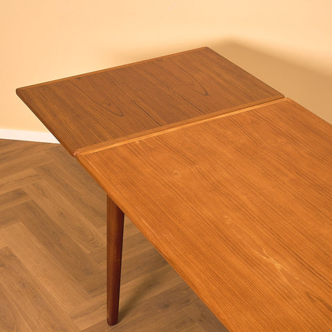 Danish dining table in teak