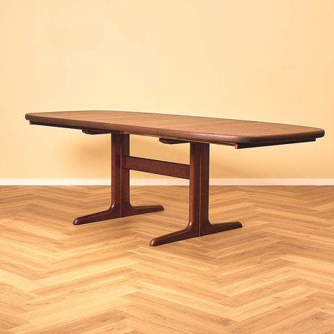 Extendable dining table in mahogany by Skovby